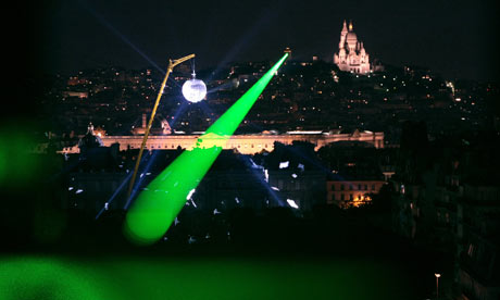 Лазерный луч над Парижем.