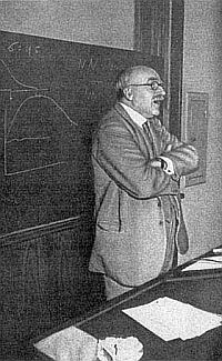 Английский генетик Джон Бэрдон Холдейн на лекции по биометрии в Лондонском университете (1953)