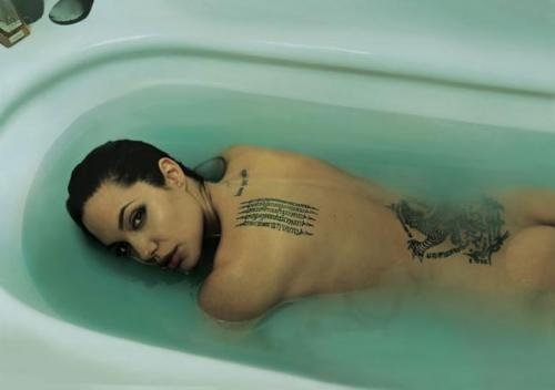[annie-leibovitz-angelina-jolie[4].jpg]