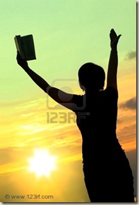 3491436-mujeres-rezando-con-la-biblia-en-contra-de-la-puesta-del-sol-de-verano-la-persona-no-es-identifable