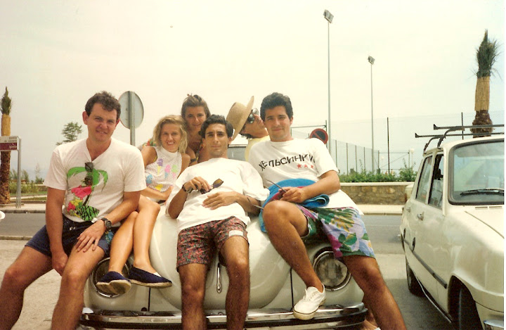 Abrillantando el coche de Juanlu en Torre del Mar en 1989: Josele, Elisa, Nuria, Juanlu, Tarifiqui y Mario