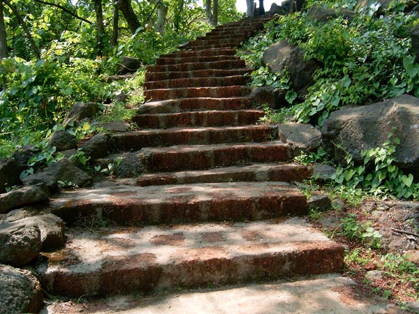 Steps to Kade Varcha Ganpati Temple
