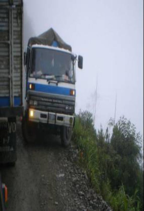Bolivian Highway - Deadly Bolivian Highway - Truck cornering that shows death