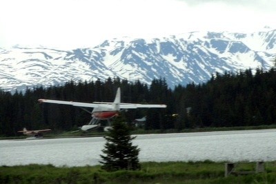 [DSC04380 Plane landing in Beluga Lake, Homer, AK[3].jpg]