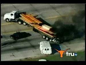 Moleque tenta fuga em caminhão no Texas (vídeo)