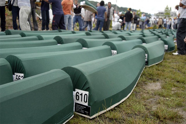 [Srebrenica_2005_burial[5].jpg]
