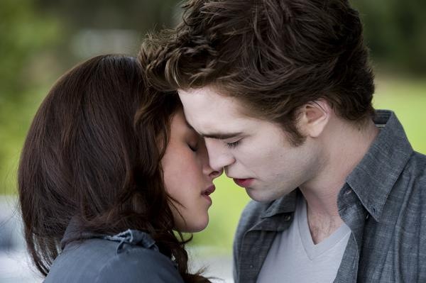 [Edward and Bella Kissing[4].jpg]