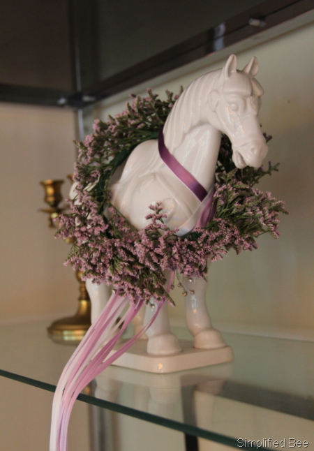 [misty-floral-wreath-around-horse-fig[2].png]