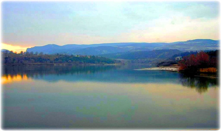 Μακεδονία - Ημαθία - Ποταμός Αλιάκμονας Ο Αλιάκμονας είναι ο μεγαλύτερος σε μήκος ποταμός της Ελλάδας που πηγάζει σε ελληνικό έδαφος• Εχει μήκος 322 χλμ. Ο Αλιάκμονας διαθέτει 33  είδη ψαριών.
