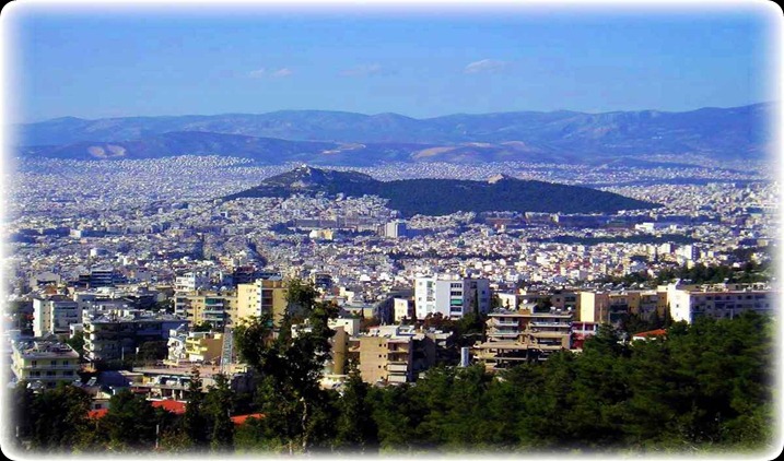 Αθήνα . Η Αθήνα είναι η πρωτεύουσα της Ελλάδας. Βρίσκεται στη Στερεά (Κεντρική) Ελλάδα .Καταλαμβάνει έκταση 412.000 στρεμμάτων καλύπτοντας το λεκανοπέδιο που περιβάλλεται από τα όρη Αιγάλεω, Πάρνηθα, Πεντέλη και Υμηττό. Ο συνολικός πληθυσμός αποτελεί σχεδόν το 1/3 του συνολικού πληθυσμού της Ελλάδος και ανέρχεται σύμφωνα με την απογραφή του 2001 σε 3.361.806.  