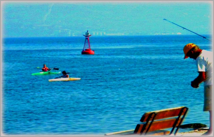 Ο Φάρος,τα καγιάκ,το παγκάκι, και ο ψαράς - The lighthouse, kayak, the bench, the fisherman