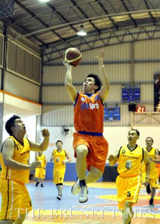 Tan Ye Wei (C) of Soon Lee/ Easyway A goes for a layup over the Hankook Komala defence in their Group A match last night. Picture: BT