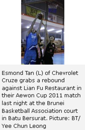 Esmond Tan (L) of Chevrolet Cruze grabs a rebound against Lian Fu Restaurant in their Aewon Cup 2011 match last night at the Brunei Basketball Association court in Batu Bersurat. Picture: BT/ Yee Chun Leong 