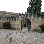 17 Abadia. Patio y Sequoya gigante (milenaria).jpg