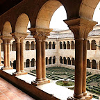 32 claustro superior y ciprés milenario.jpg