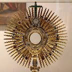 ostensorio de bronce y piedras preciosas.jpg