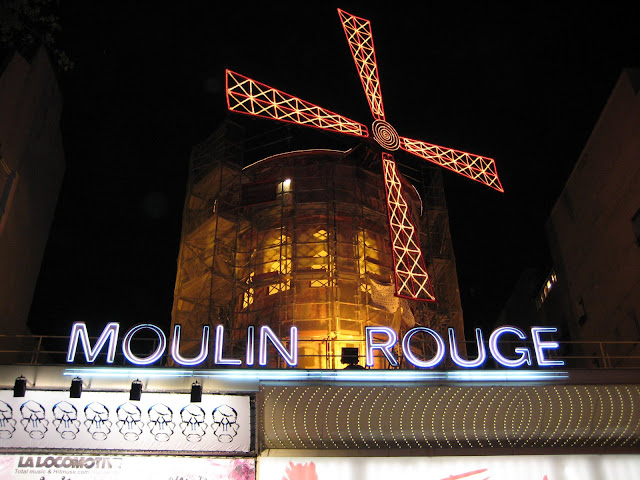 Kabaret Moulin Rouge v noci.