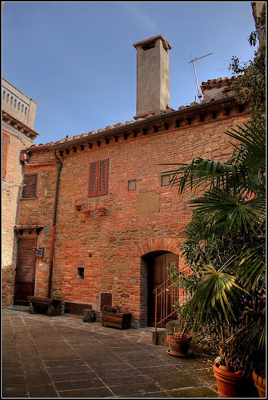 http://lh4.ggpht.com/_tVQwHeJzVw4/TBXF8PnSczI/AAAAAAAACjM/YoHSj3FWb_E/s576/07%20Panicale%2004.jpg