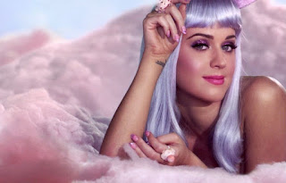 Musicas: California Gurls,Tick Tock e Alejandro em português