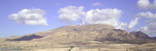 [Vistas de la sierra del Cid y a la derecha el pico donde se juntan tres municipioa.jpg]
