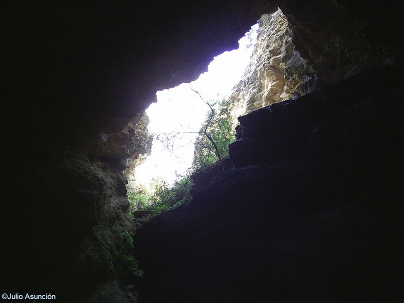 [Entrada de una de las cuevas desde su interior.jpg]