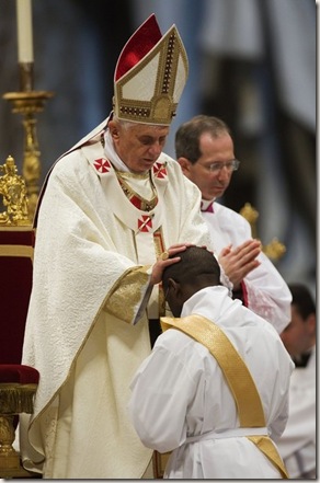 Benedicto ordena sacerdotes