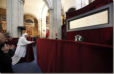 Benedicto XVI ante la Sábana Santa