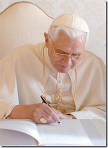 Benedicto XVI firmando