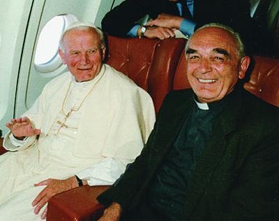 [Padre Tucci con Juan Pablo II[5].jpg]