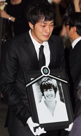 So Ji-sub at Park Yong Ha Funeral