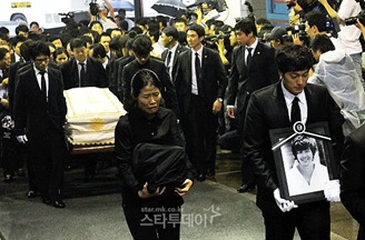 Park Yong Ha Funeral 03