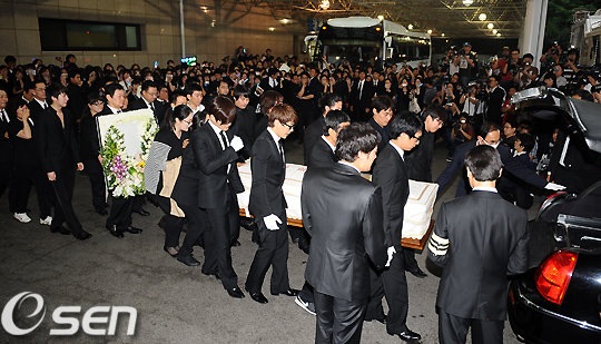 [Park Yong Ha Funeral 06[5].jpg]