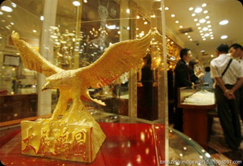 Hawk-shaped golden figurine001