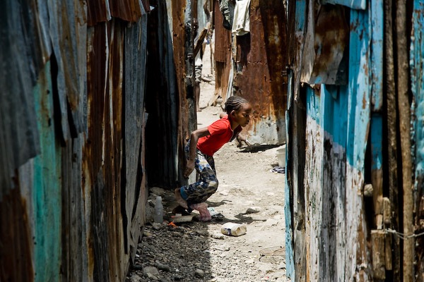 [girl-run-cite-soleil-haiti-05[4].jpg]
