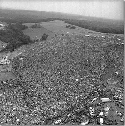 Una veduta aerea del 16 agosto 1969 più di 400mila persone attendono l'inizio del Woodstock Music and Arts Festival a Bethel, N.Y. -AP