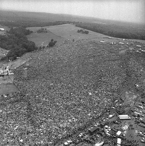 [Una veduta aerea del 16 agosto 1969 più di 400mila persone attendono l'inizio del Woodstock Music and Arts Festival a Bethel, N.Y. -AP[4].jpg]