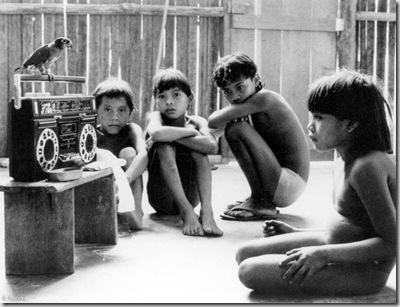 Niños yanomami en Demeni, Brasil.