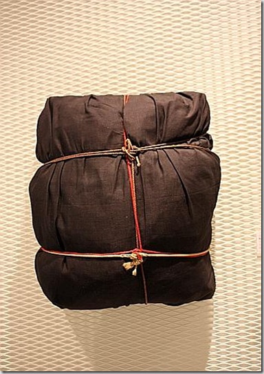 Christo, Package, 11963, tessuto e corda su legno, cm 48x42x22 - foto di Mariangela Maritato