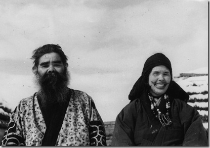 Uomo Ainu e donna Ainu col tatuaggio intorno alla bocca, villaggio di Nibutani, 1939 Uomo Ainu e donna Ainu col tatuaggio intorno alla bocca, villaggio di Nibutani, 1939