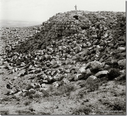 Herodium, ruins on summit, mat01383