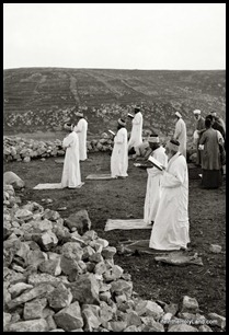 Samaritan Passover, praying standing, mat01846