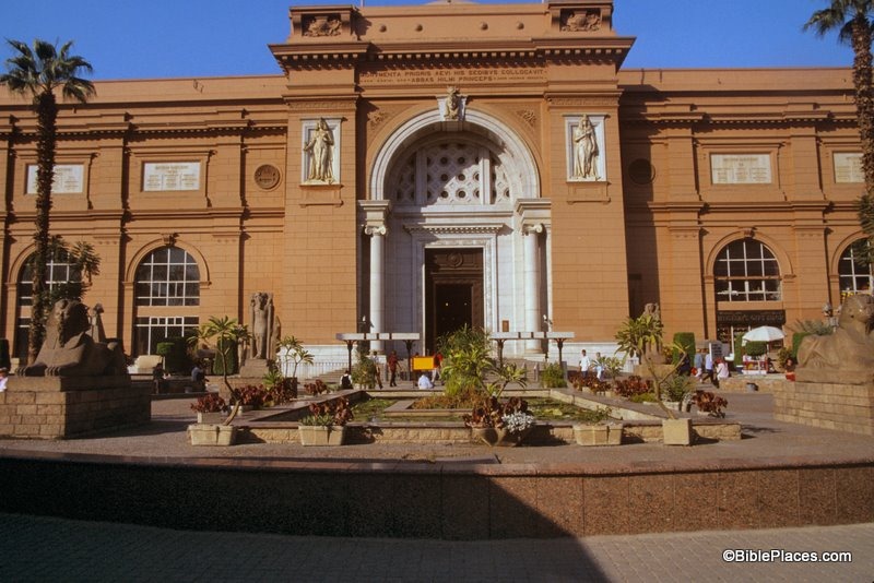 [Cairo Museum entrance, tbs111090011[3].jpg]