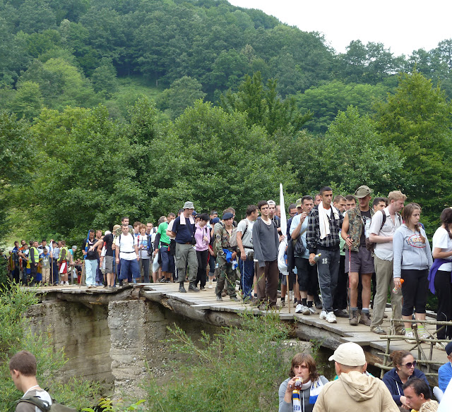 Crossing a bridge near Glodi