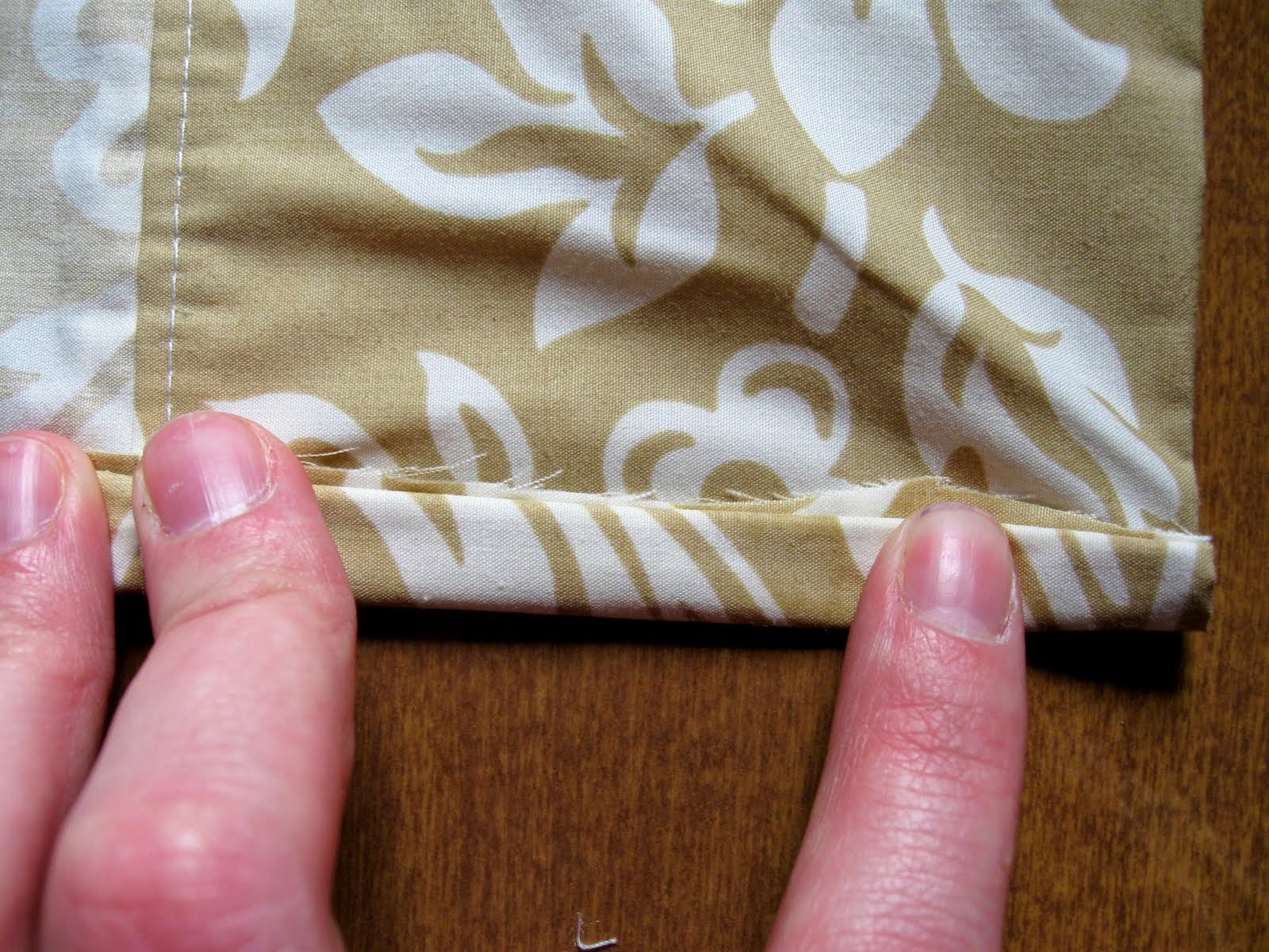 Mountain Mama Transform a pillowcase into a valance...TUTORIAL