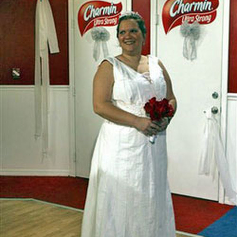 Se casa con un vestido de papel higiénico