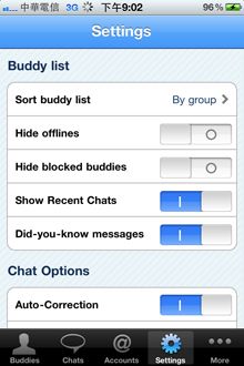 eBuddy預設以名字來分類，可以看到所有Online的人以暱稱的前後排序往下排列，設定裡可以更改為By name(按名字)，By group(按群組)，By account(按你不同的帳號)。