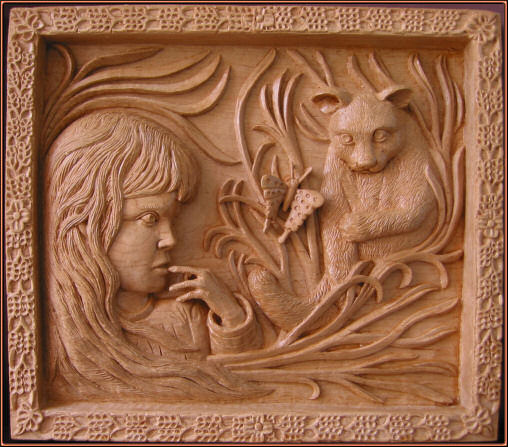 Tamaño: 34 x 38 cm. Madera de arce Niña con gato y mariposa. Talla en madera