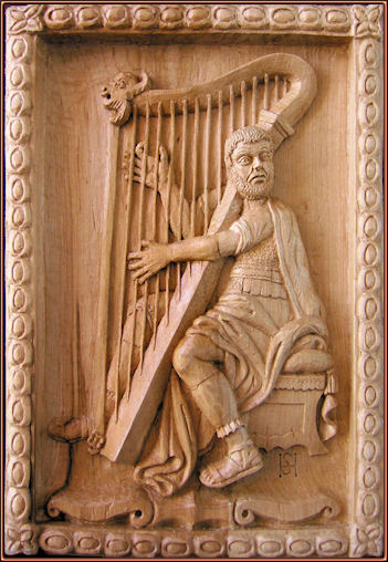 Tamaño: 39 x 27 cm. Madera de arce Músico tañendo el arpa