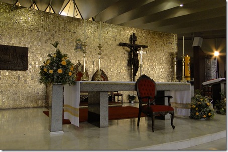 01-Altar com arranjo beneditino