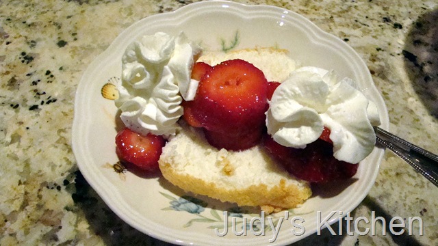 [angel food cake with strawberries (7)[5].jpg]